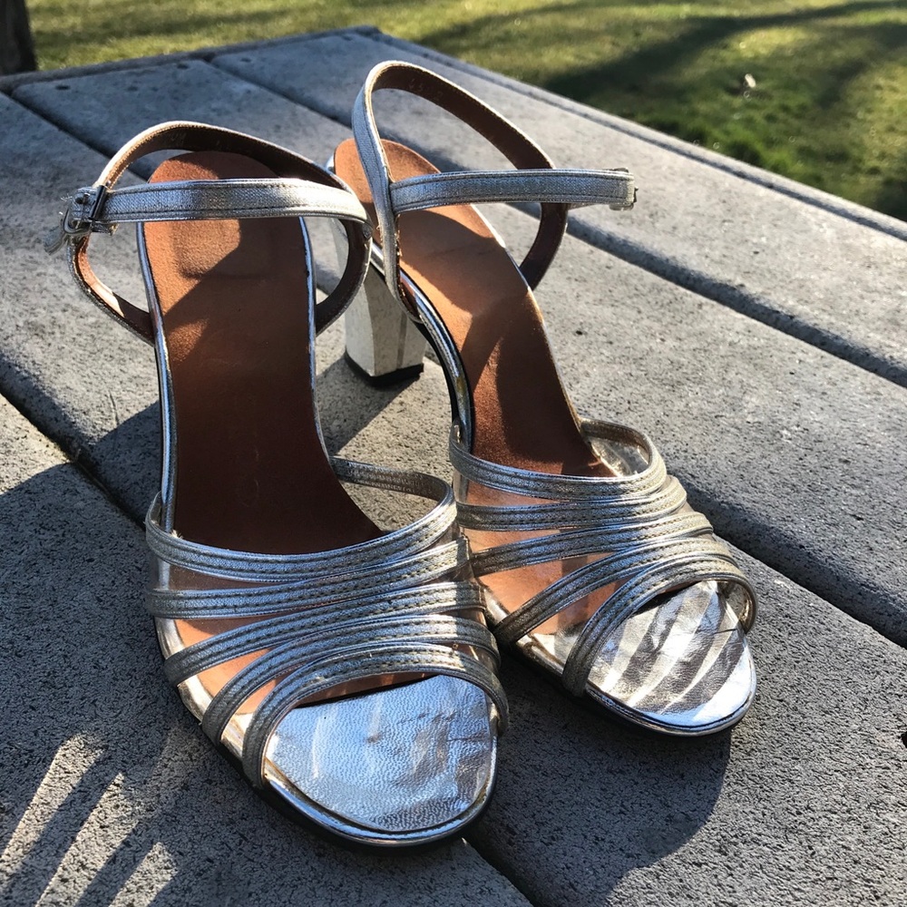 Fantastic vintage silver and clear strappy  peep toe pumps sz. 7